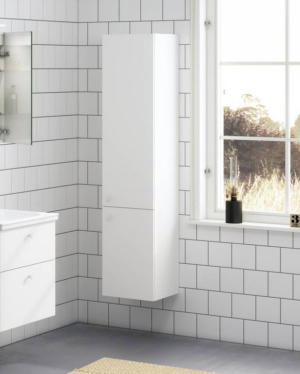 Artic højskab 35 cm, hvide glatte låger - Vendbare låger til højre- eller venstremontering
Ophængningssystem, der nemt og hurtigt kan monteres på væggen og justeres til den korrekte position
Fremstillet i materialer klassificeret til badeværelser og fugtige miljøer