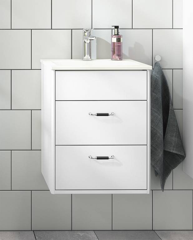 Rokturis H2 vannas istabas skapītim - Rokturis 50. gadu stilā no misiņa ar niķeļa pārklājumu un melnu koka vidusdaļu
Pieejams vairākās krāsās.