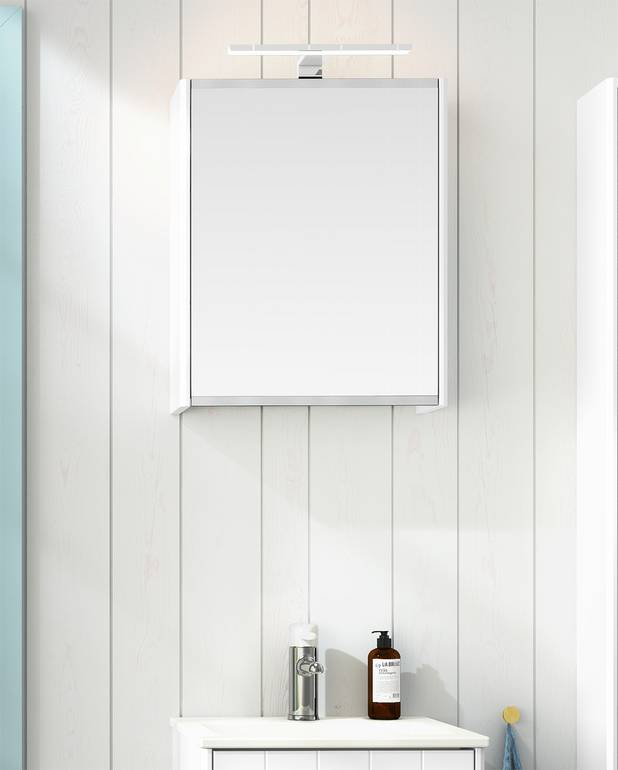 Spegelskåp Graphic - 45 cm - Dubbelsidiga spegeldörrar
Frostad nederkant motverkar synliga fettfläckar
Mjukstängande dörrar
